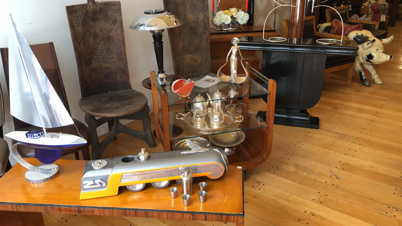 Bateau ancien décoratif sur une table avec divers objets