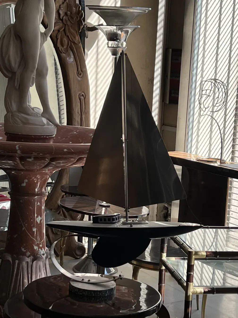 Antikes Schiff Grammophon mit klassischen Plattenspielern.