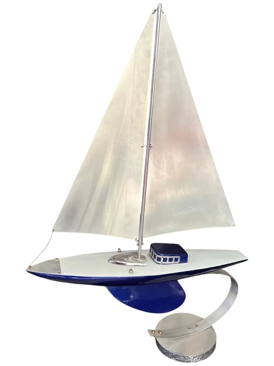 modèle de bateau ancien en bleu et blanc avec une voile