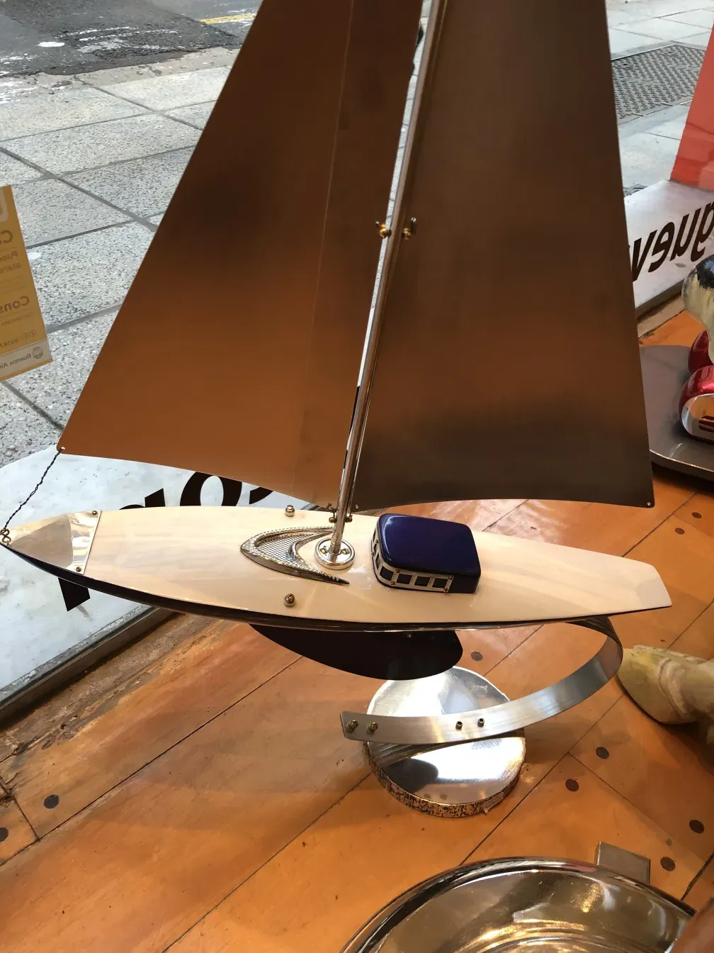 Bateau décoratif ancien avec voiles dans un cadre chaleureux.