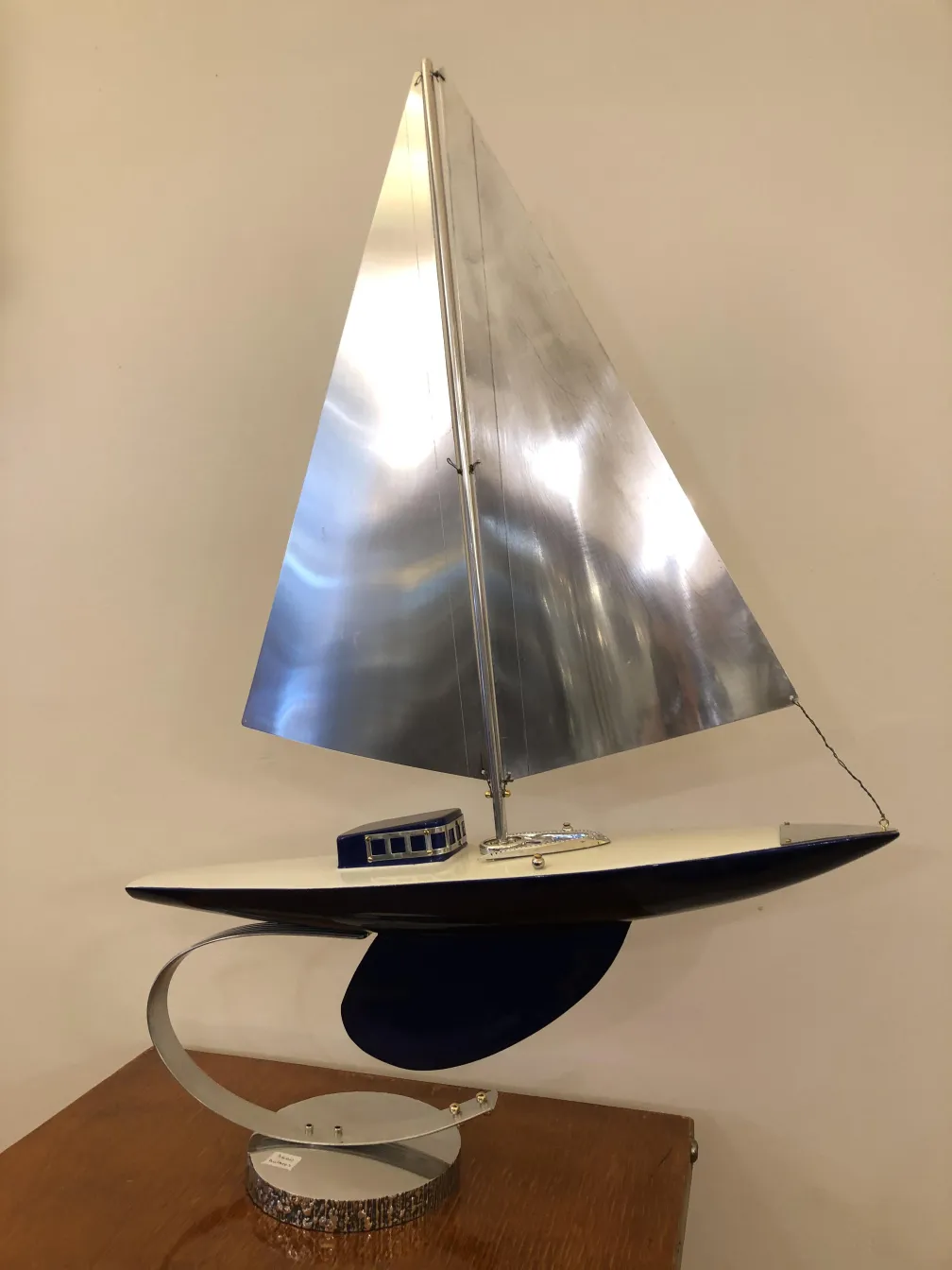 modèle de bateau ancien avec voile argentée et base