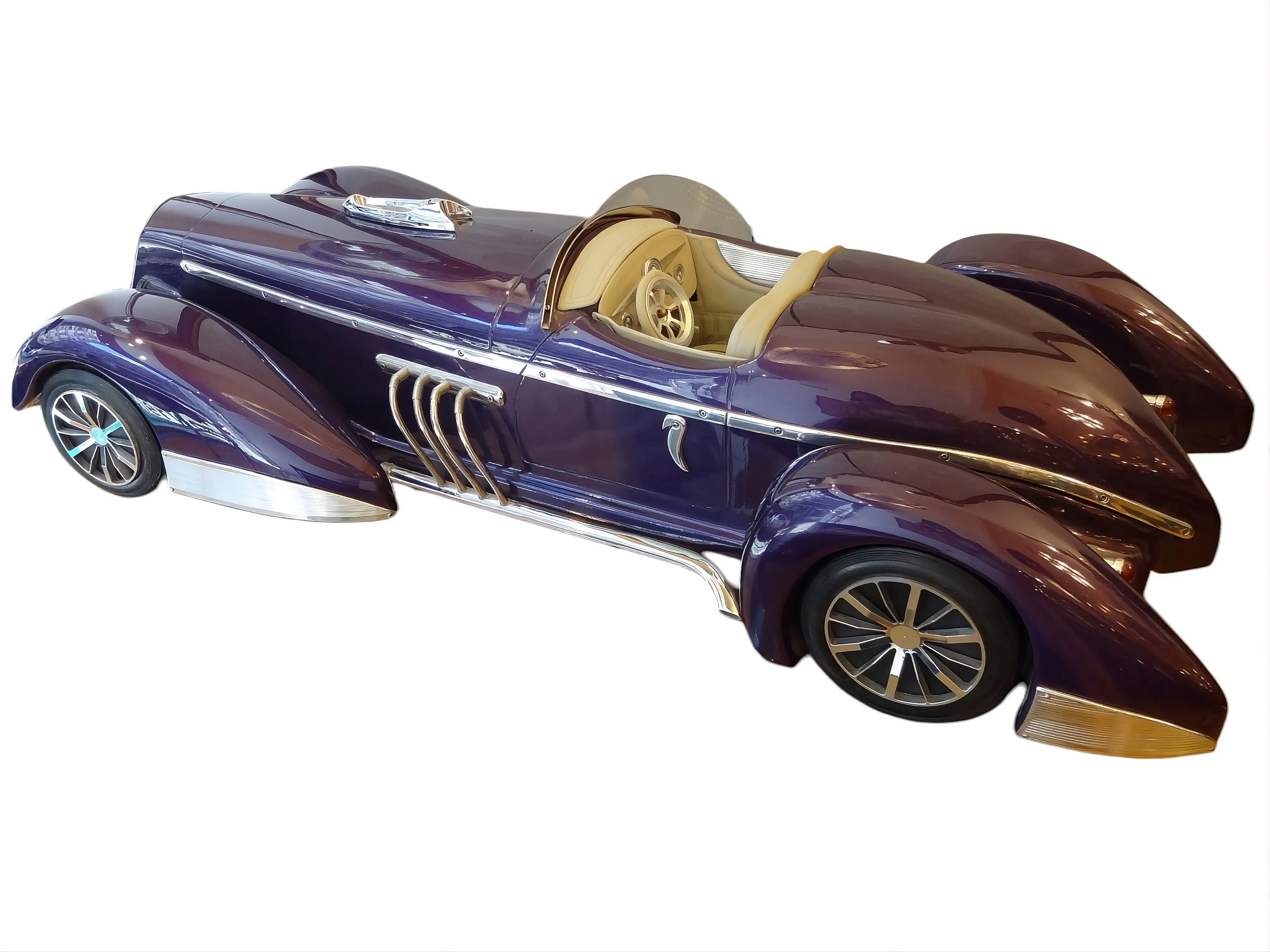 Voiture ancienne conçue par Marcelo Peña en violet avec des caractéristiques élégantes.