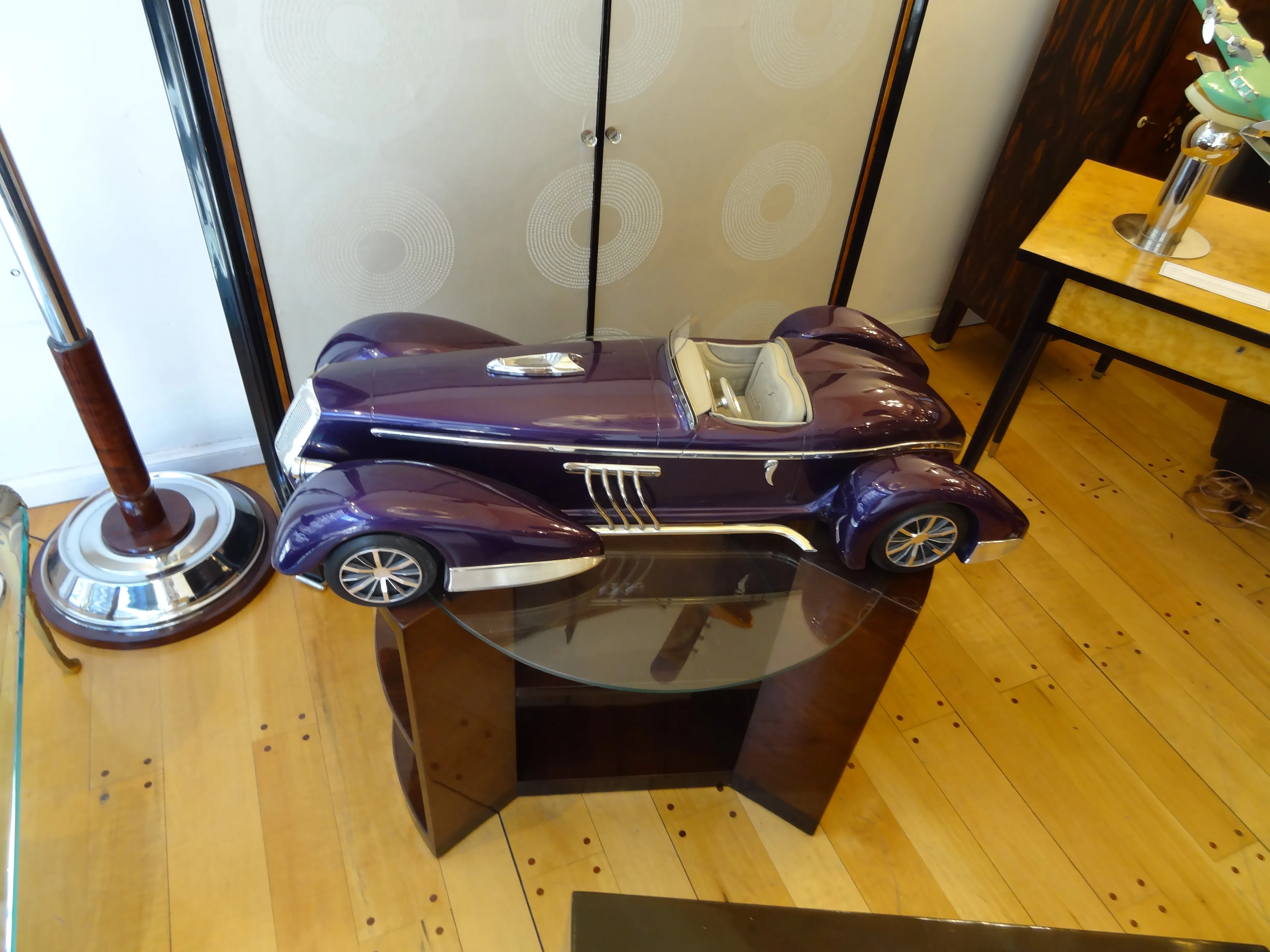 Modèle de voiture ancienne de couleur violette dans un cadre élégant