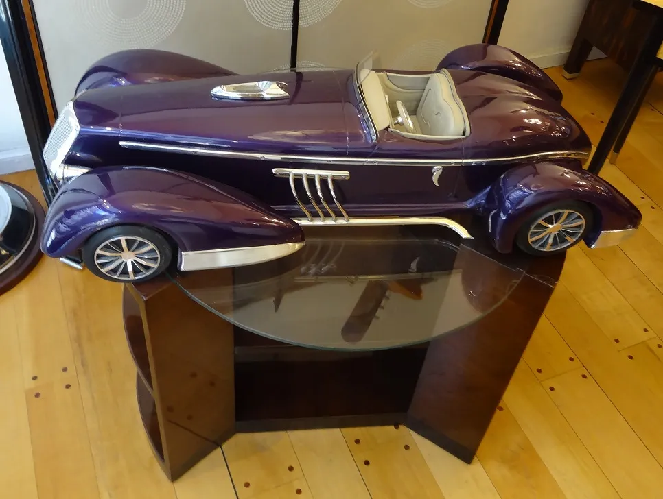 デザイナー・マルセロ・ペーニャの古い車、紫色、ガラステーブルの上。