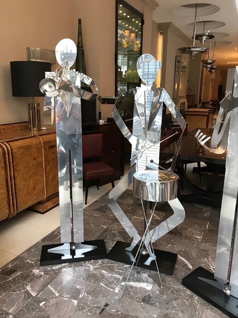 sculture di una band musicale del designer in un ambiente elegante