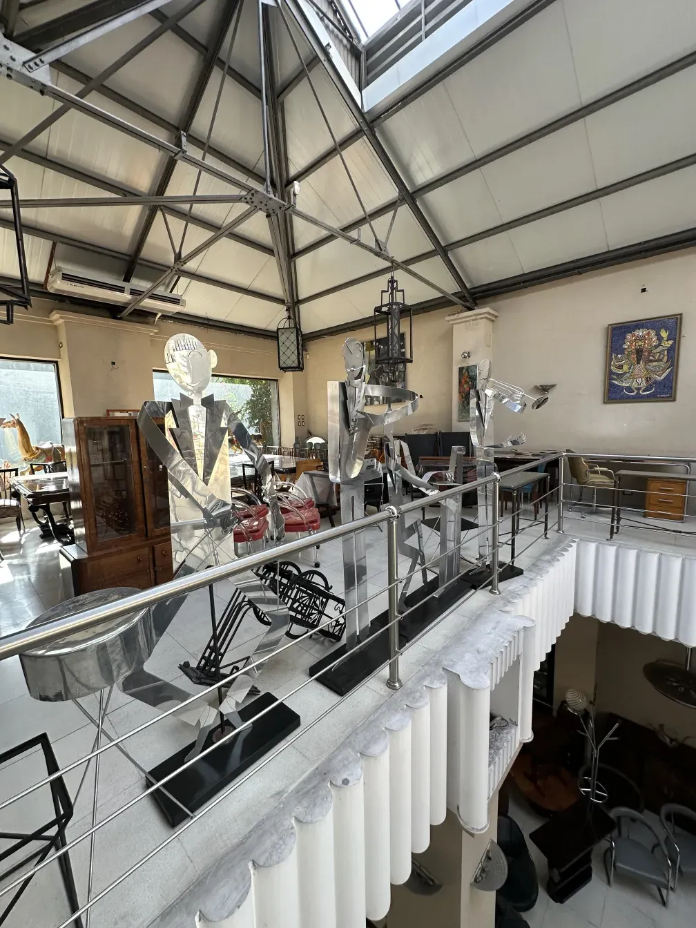 デザイナーの音楽バンドの彫刻が古い環境にあります