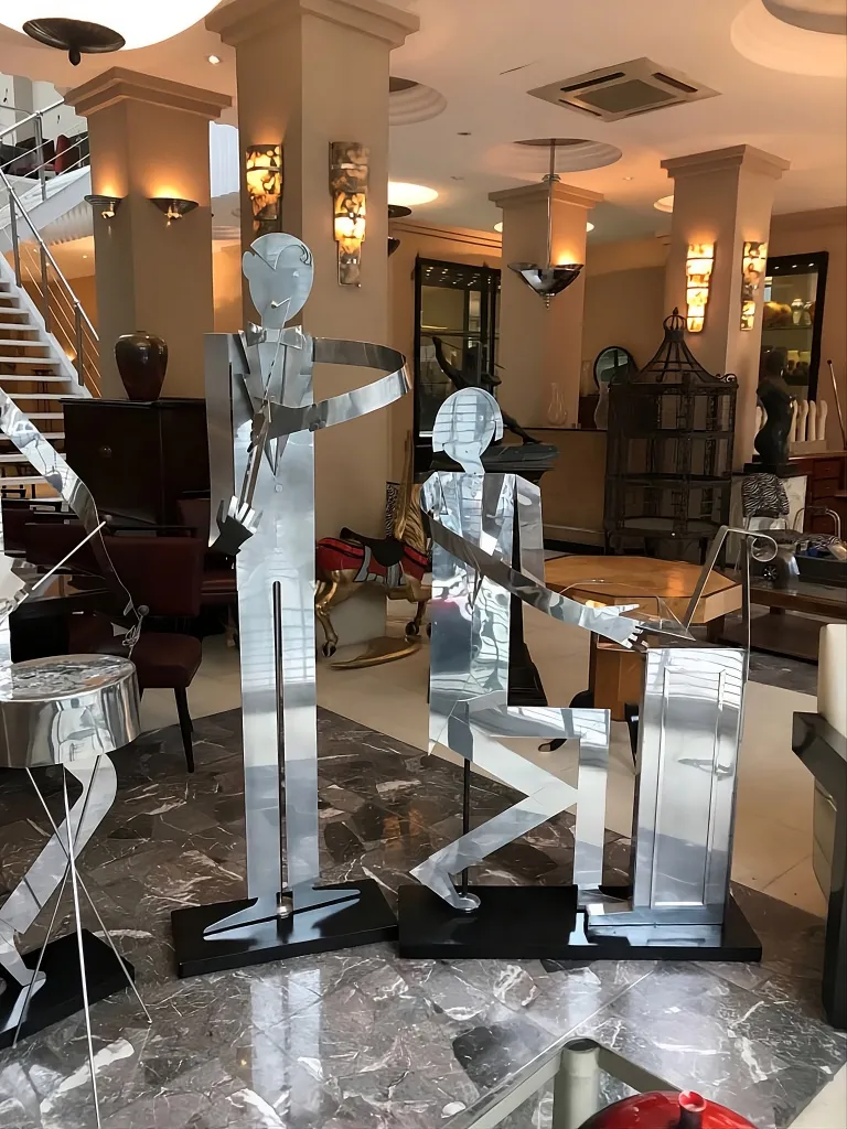 esculturas de uma banda de música do designer marcelo peña em um ambiente elegante