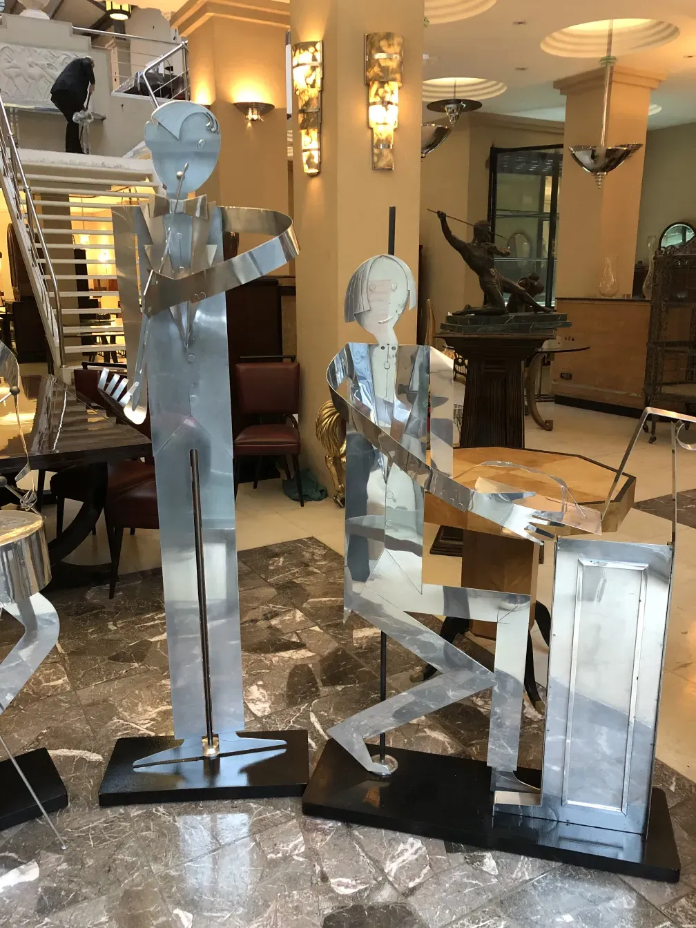 sculture della band musicale del designer in un ambiente antico