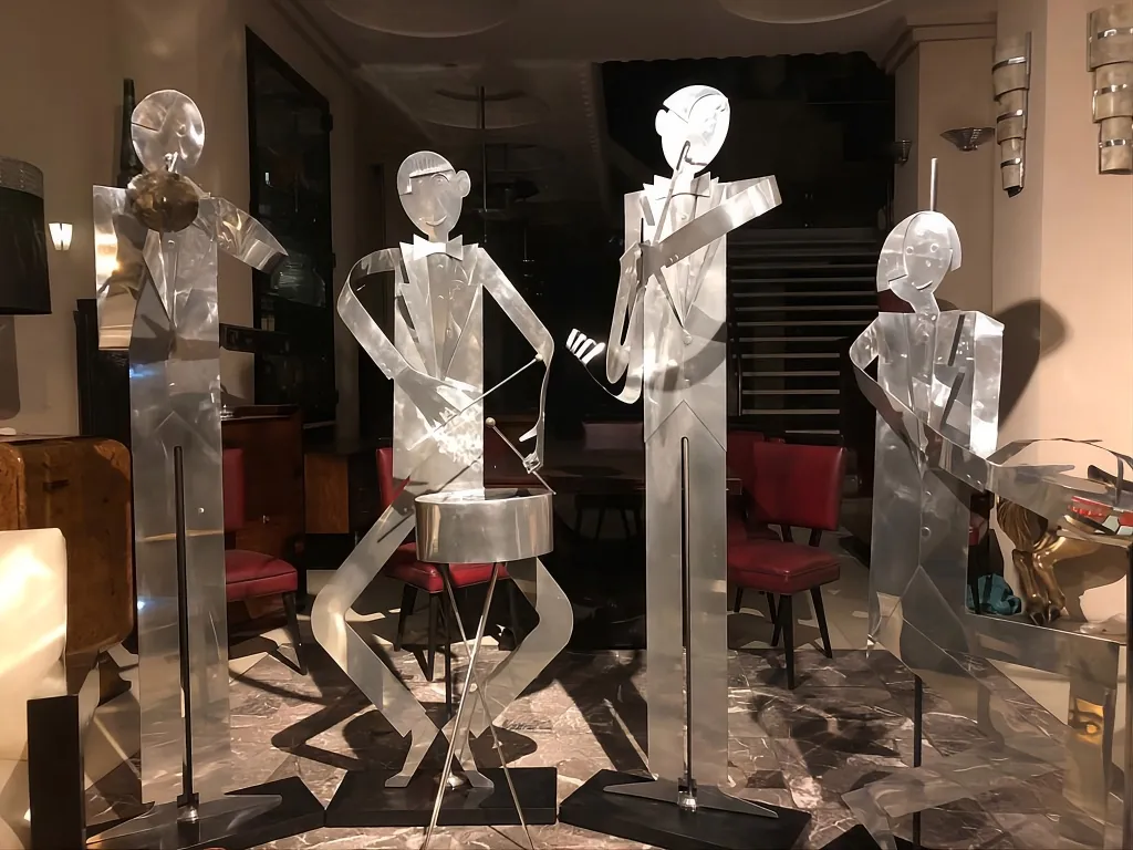 esculturas antiguas de una banda de música con figuras estilizadas, en un ambiente elegante.