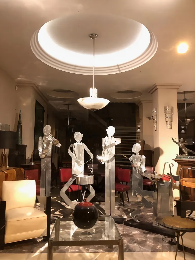 sculture di una band musicale con figure di design di marcelo peña in un ambiente sofisticato