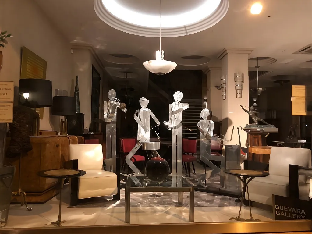 Vista delle sculture antiche della band musicale di Marcelo Peña in galleria.