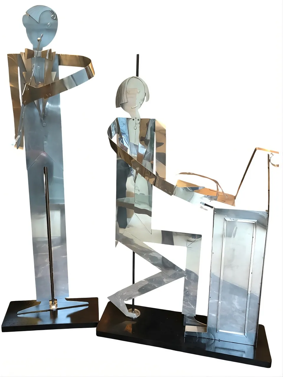 منحوتات قديمة لفرقة موسيقية تعرض فن مارسيلو بينيا