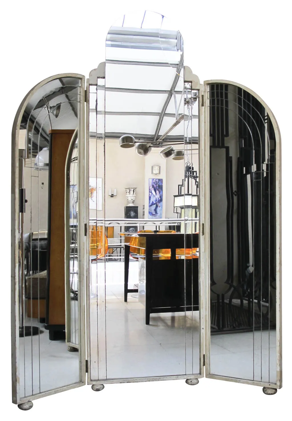 miroir antique triplex avec forme courbe et design élégant dans un cadre moderne