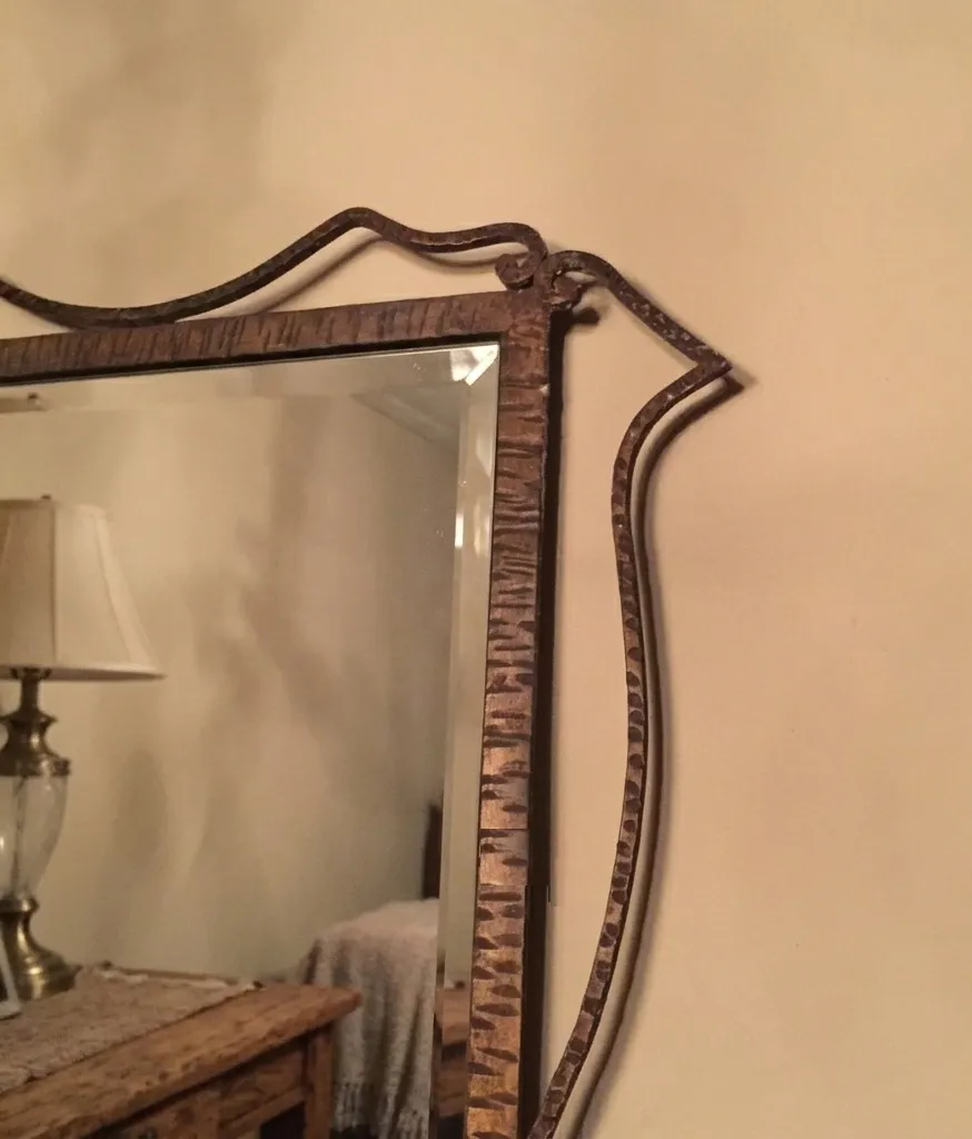 espelho decorativo antigo com design elegante