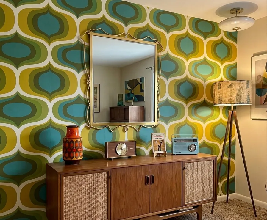 miroir antique décoratif avec cadre doré sur un mur coloré