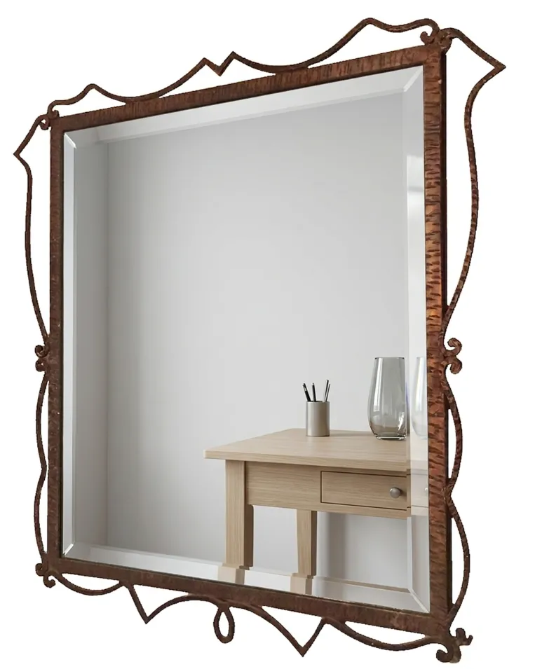 espejo antiguo con marco decorativo, en habitación sencilla