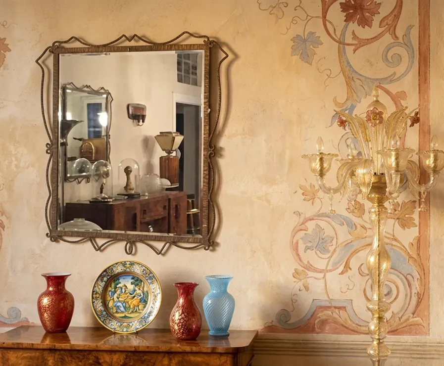 miroir ancien avec cadre décoratif, style baroque, ambiance chaleureuse