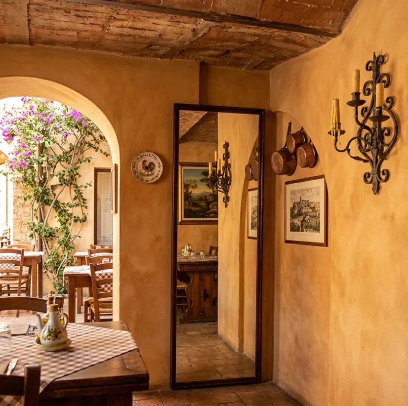 espelho antigo refletindo um ambiente acolhedor