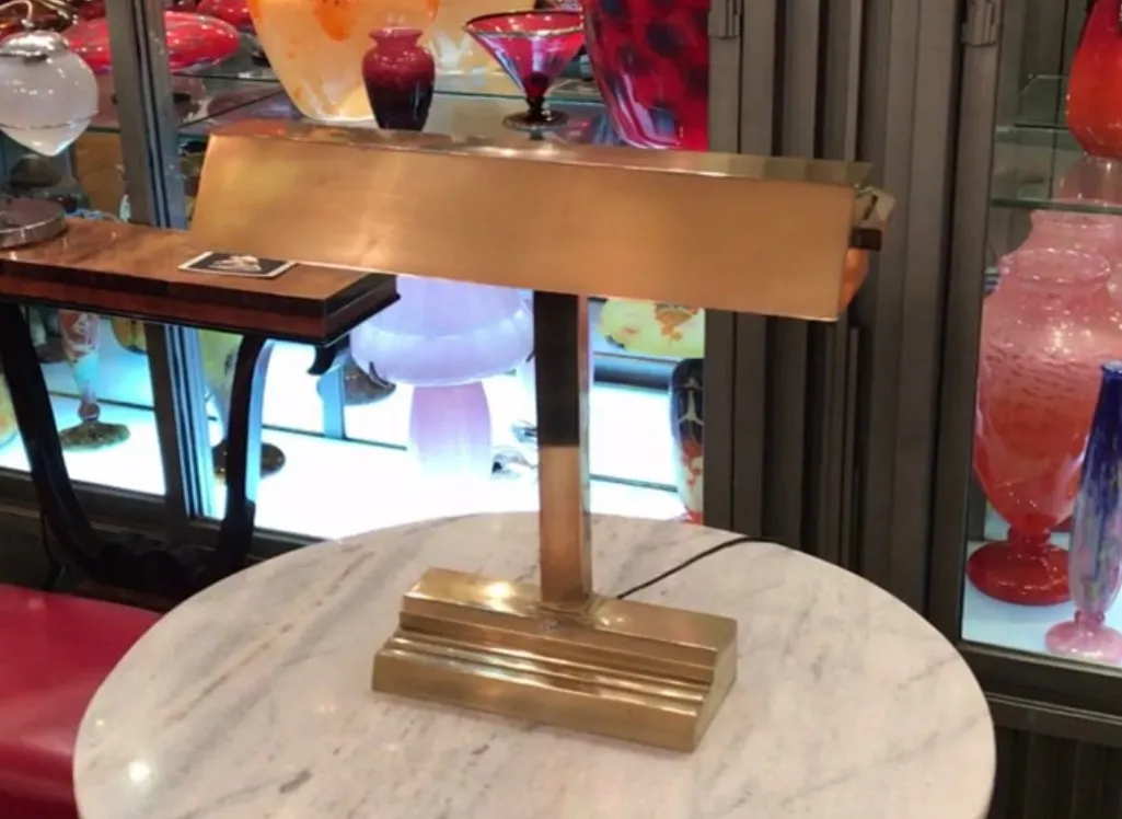 antike Tischlampe mit goldener Basis und elegantem Design