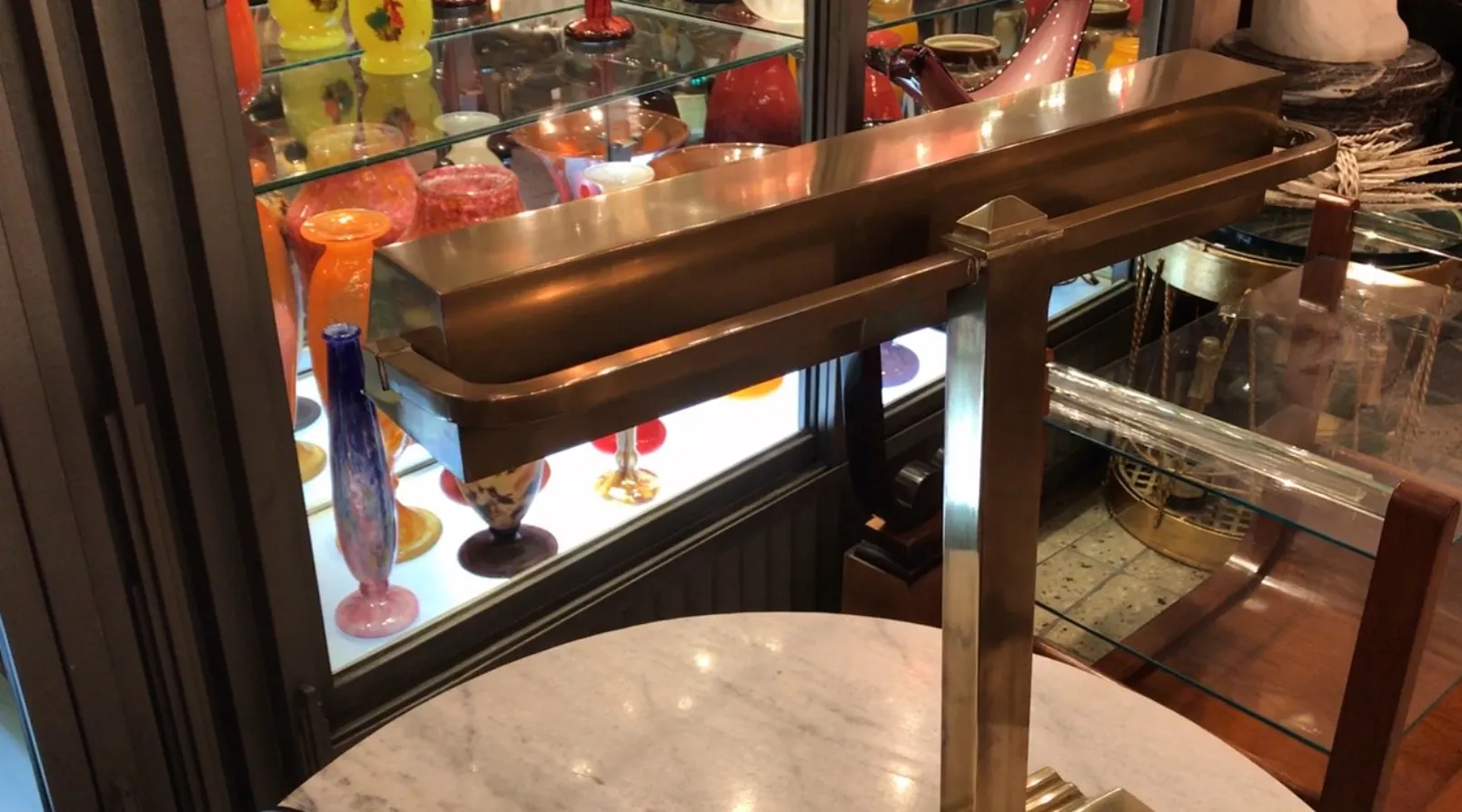 Lampada da tavolo Art Deco antica in un ambiente elegante.