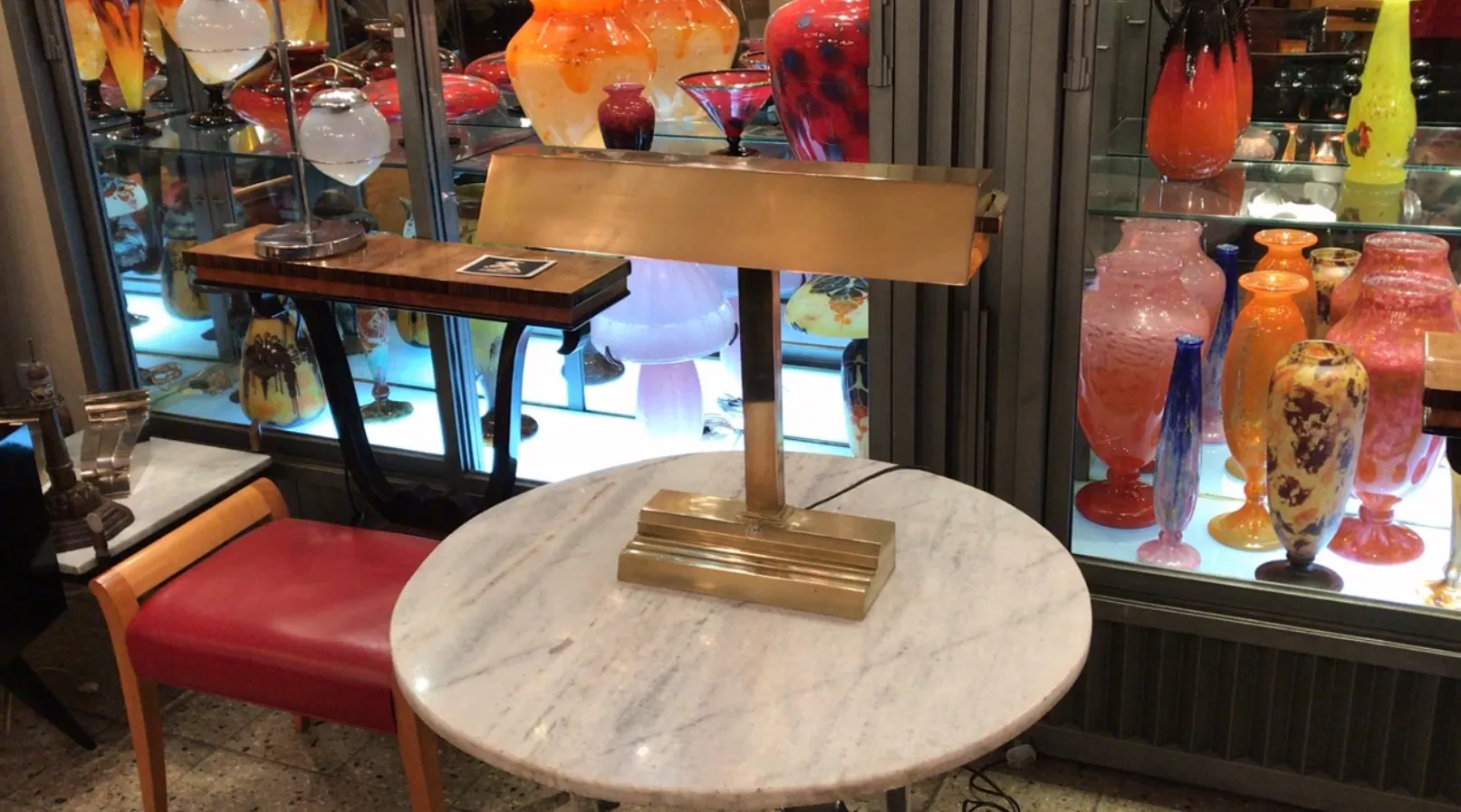 lampara de mesa art deco, base dorada, ambiente elegante