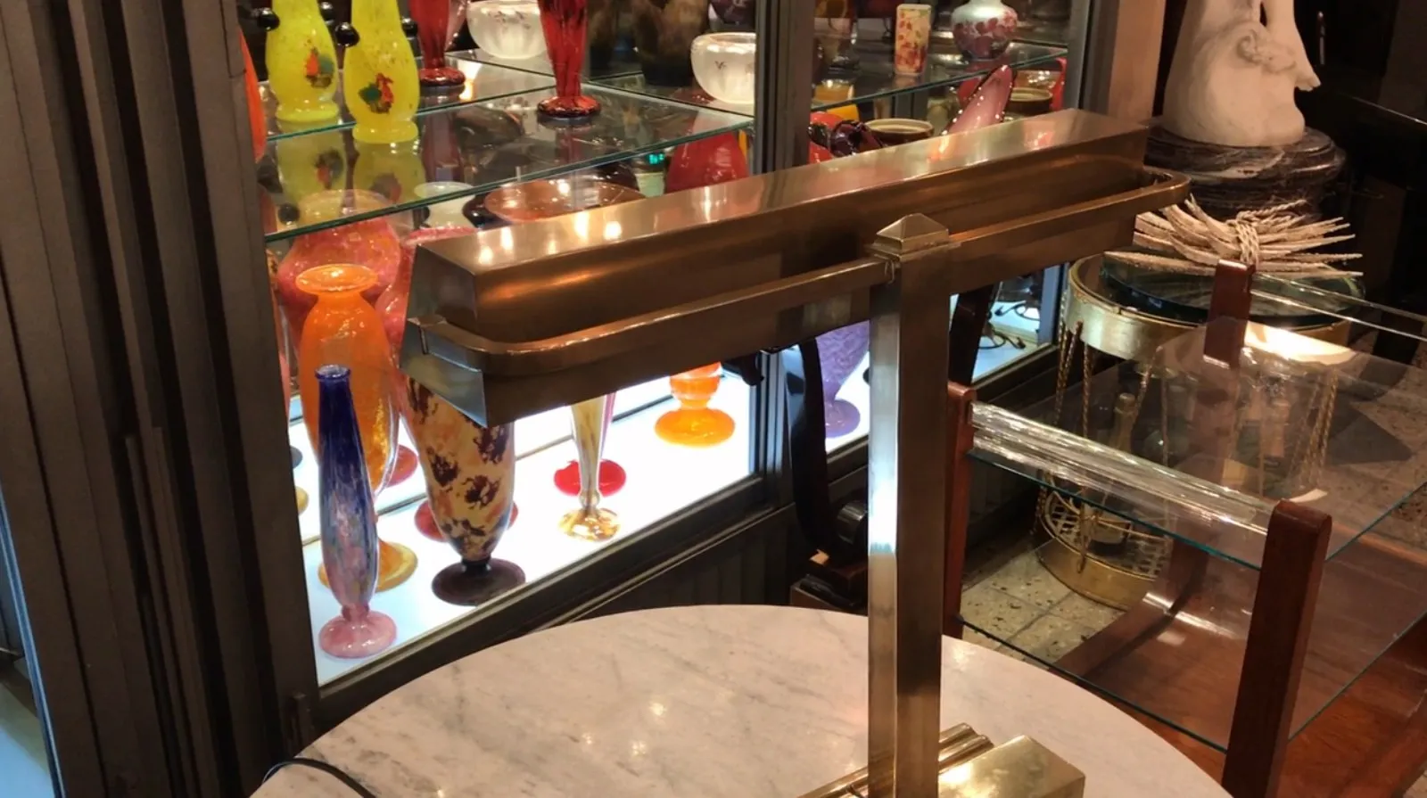 古董艺术装饰台灯，环境优雅