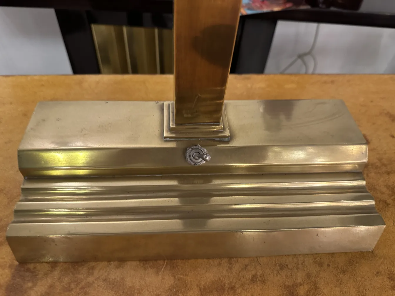 Base de luminária de mesa antiga com design Art Deco, brilhante.