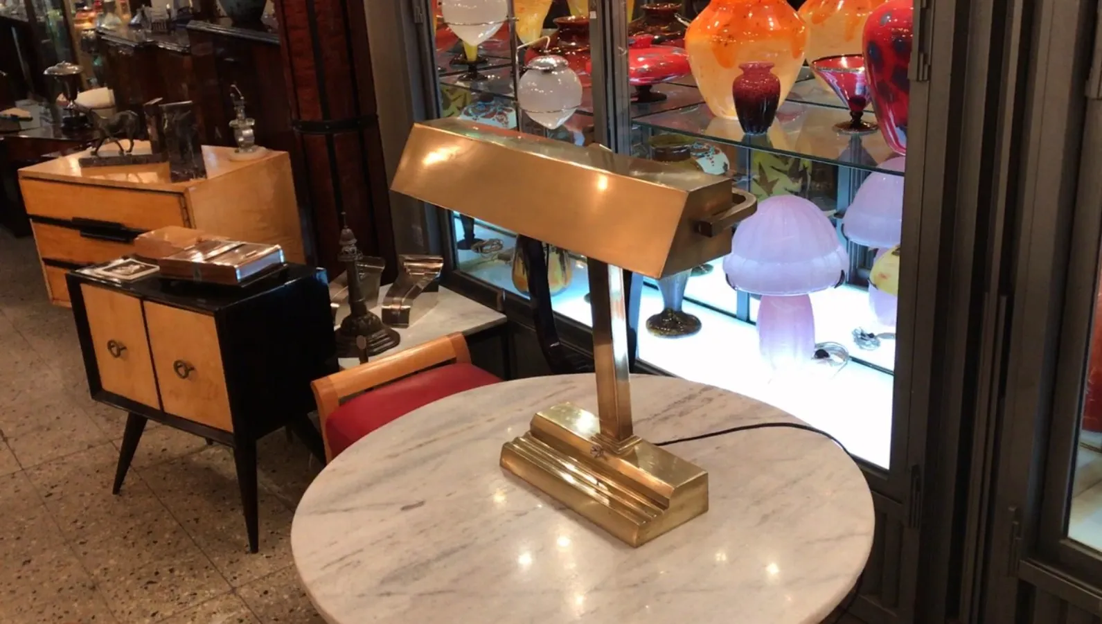 Lampe de bureau ancienne dans le style Art Deco sur une table en marbre.