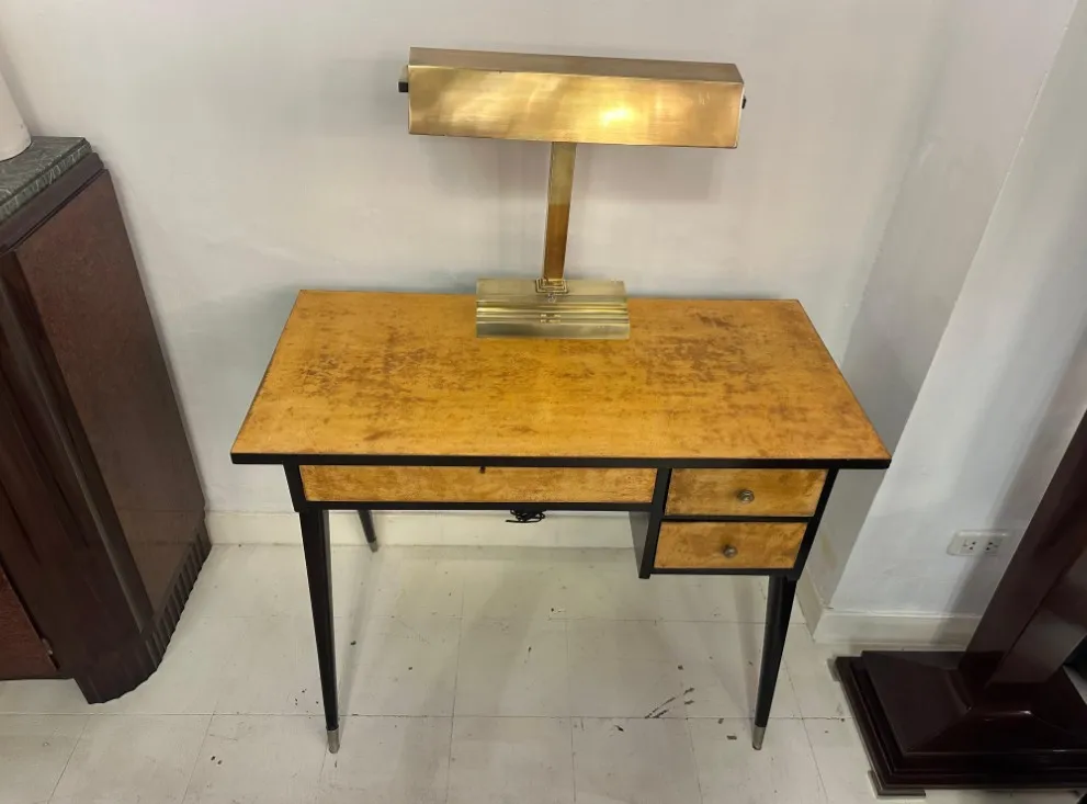 Antike Tischlampe im Art-Déco-Stil auf Schreibtisch