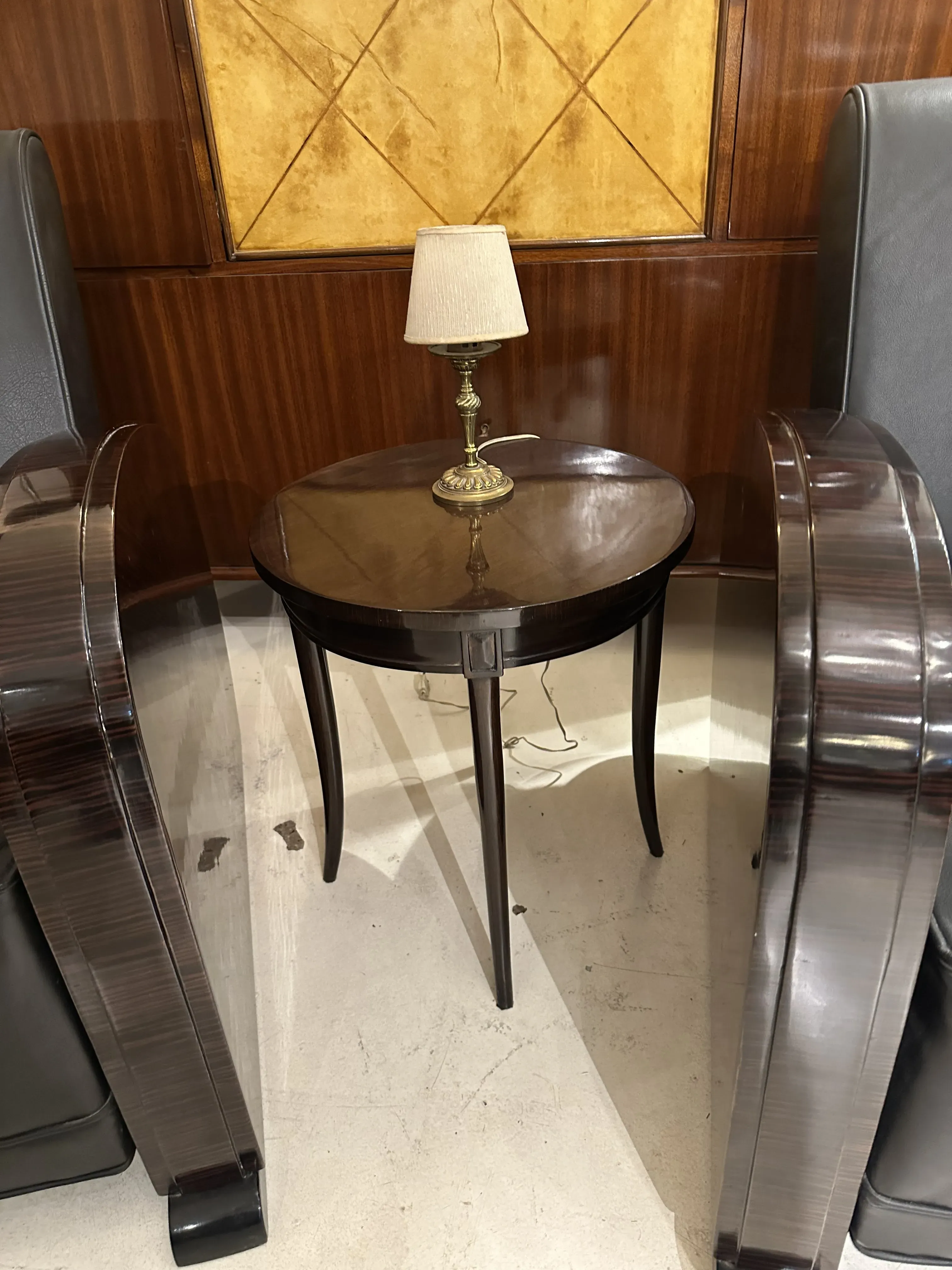 luminária de mesa antiga com cúpula branca e base dourada em um ambiente elegante