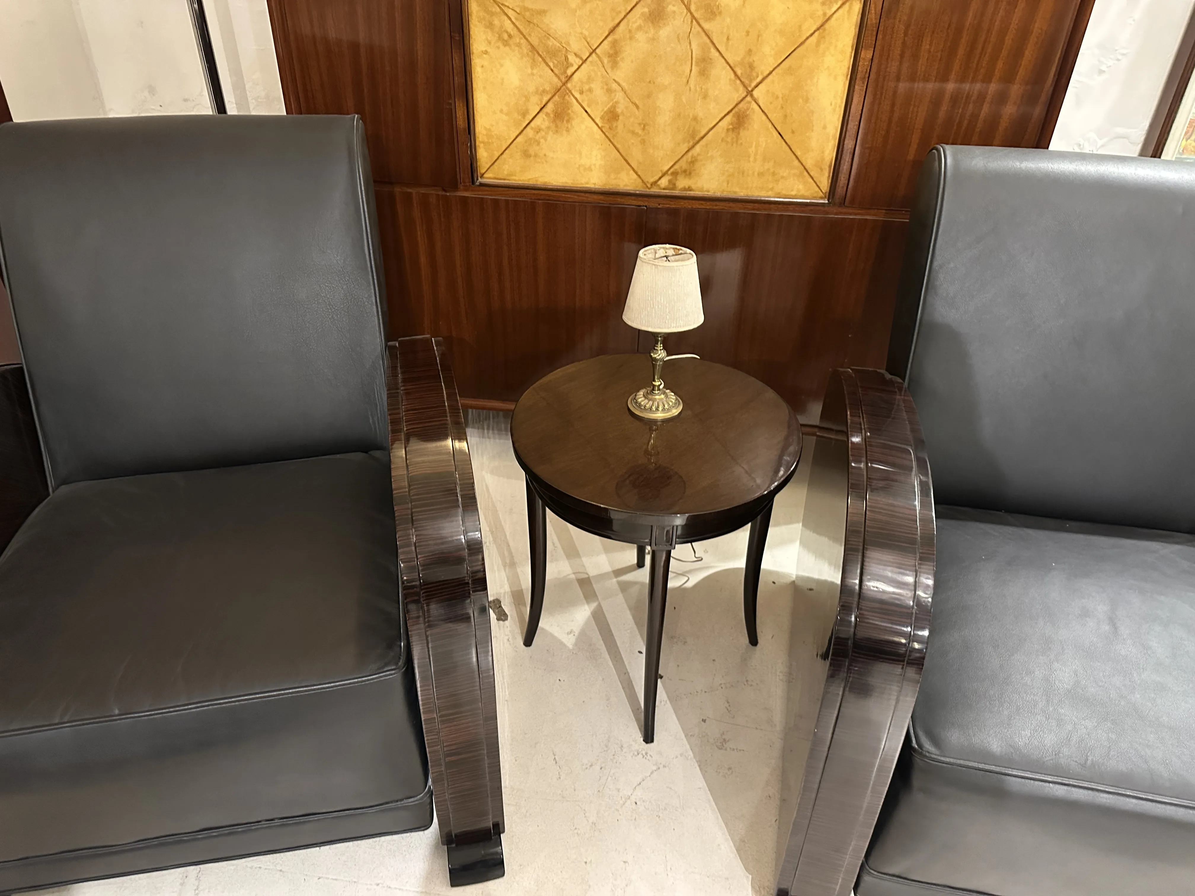 lampada da tavolo antica su un tavolo con poltrone