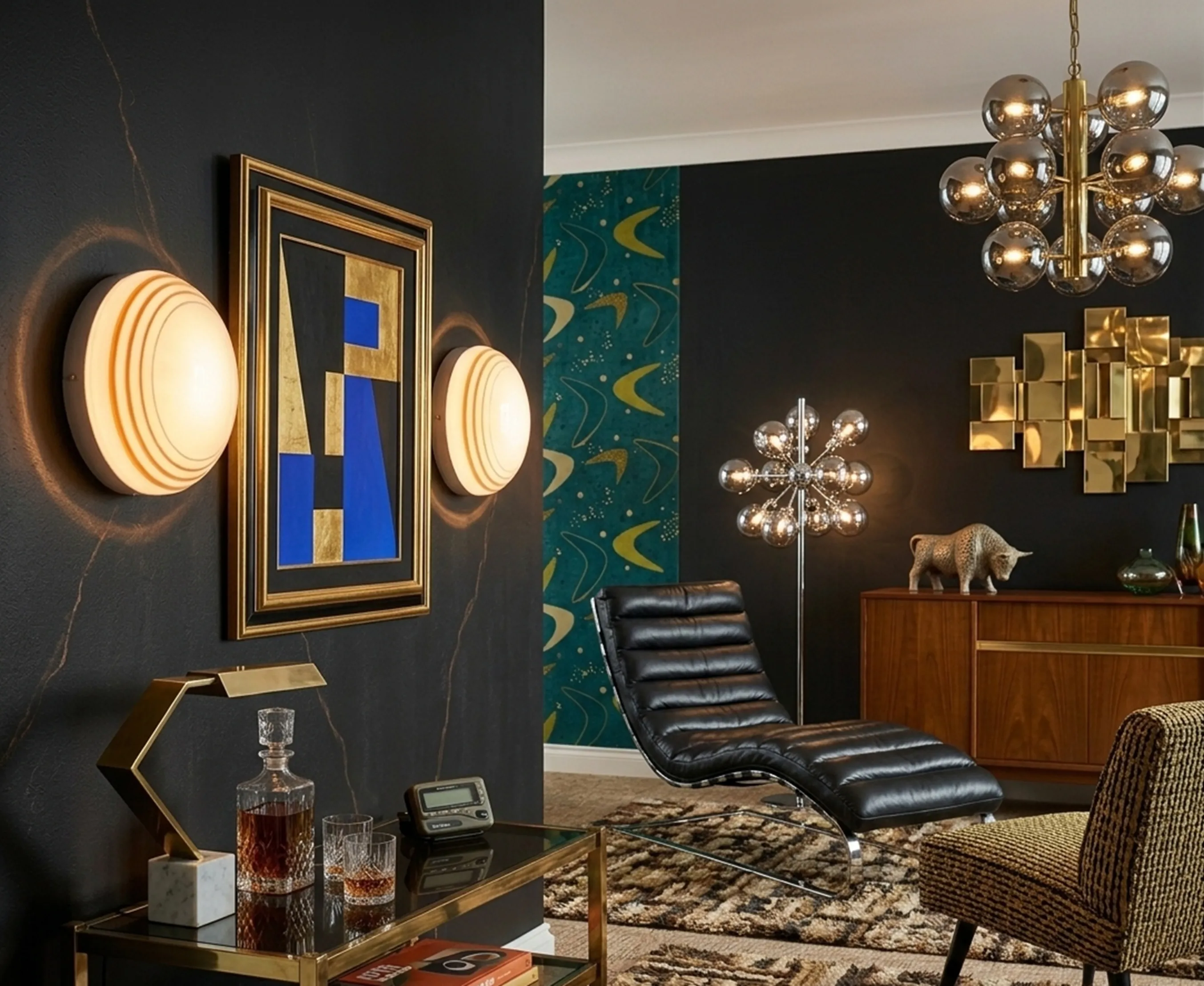 Trois plafonniers anciens dans un cadre moderne avec décor.