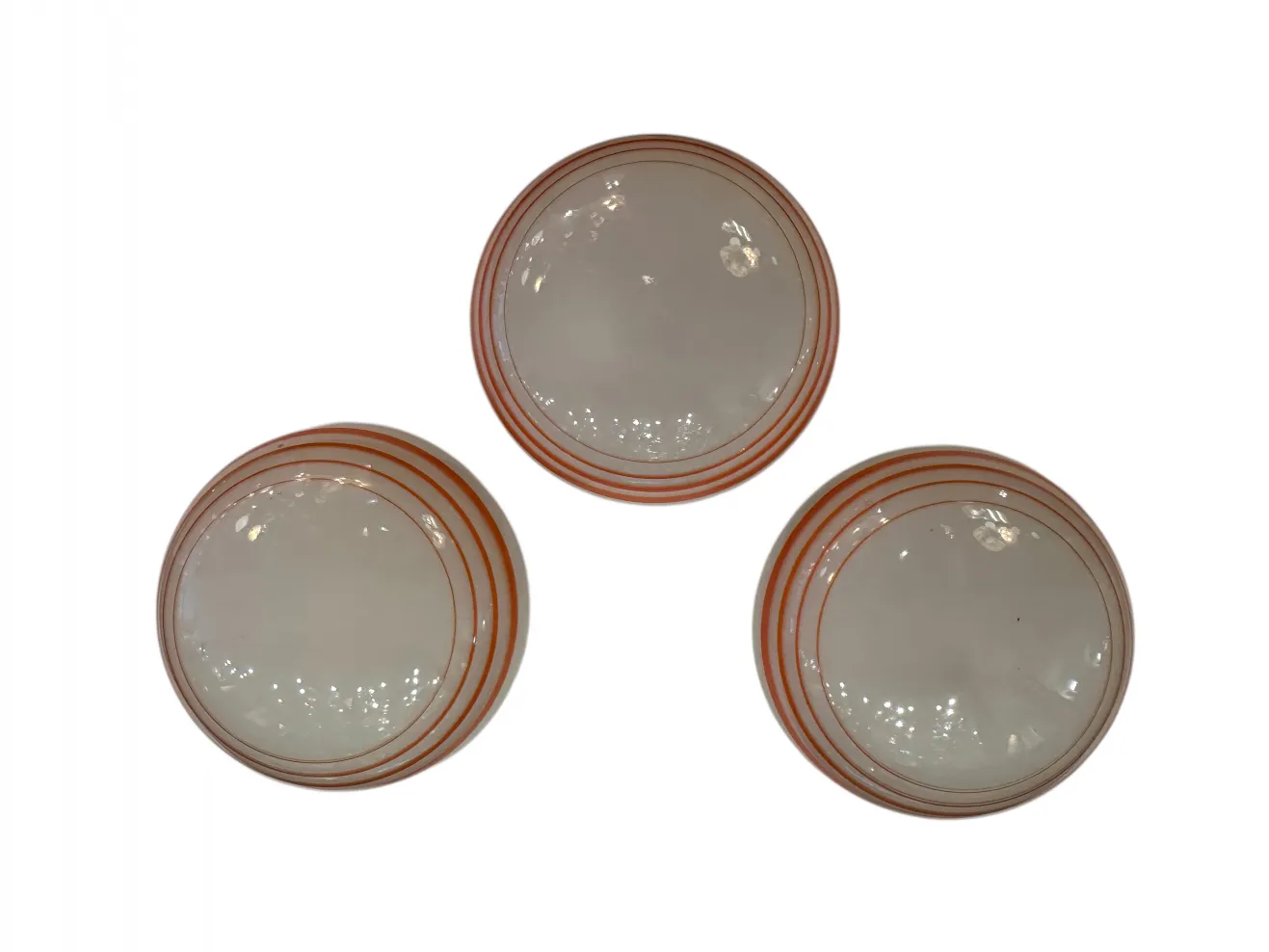 Tre plafoniere antiche con design elegante, perfette per l'atmosfera