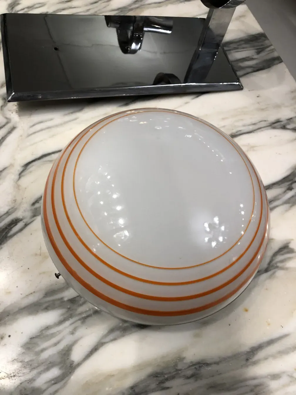 Tres plafones antiguos con detalles decorativos y un ambiente elegante.