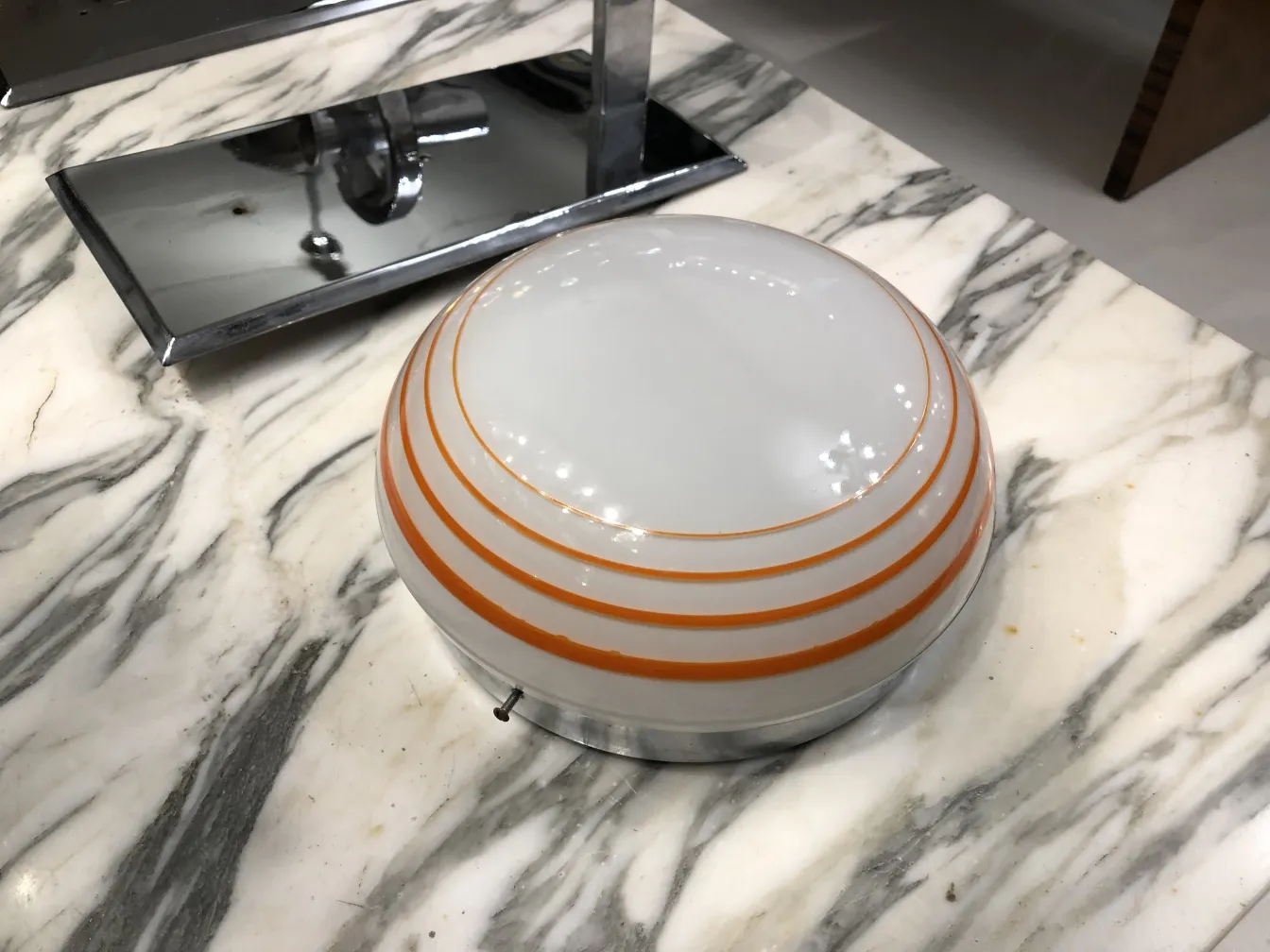 Luzes de teto antigas com design circular e listras laranja