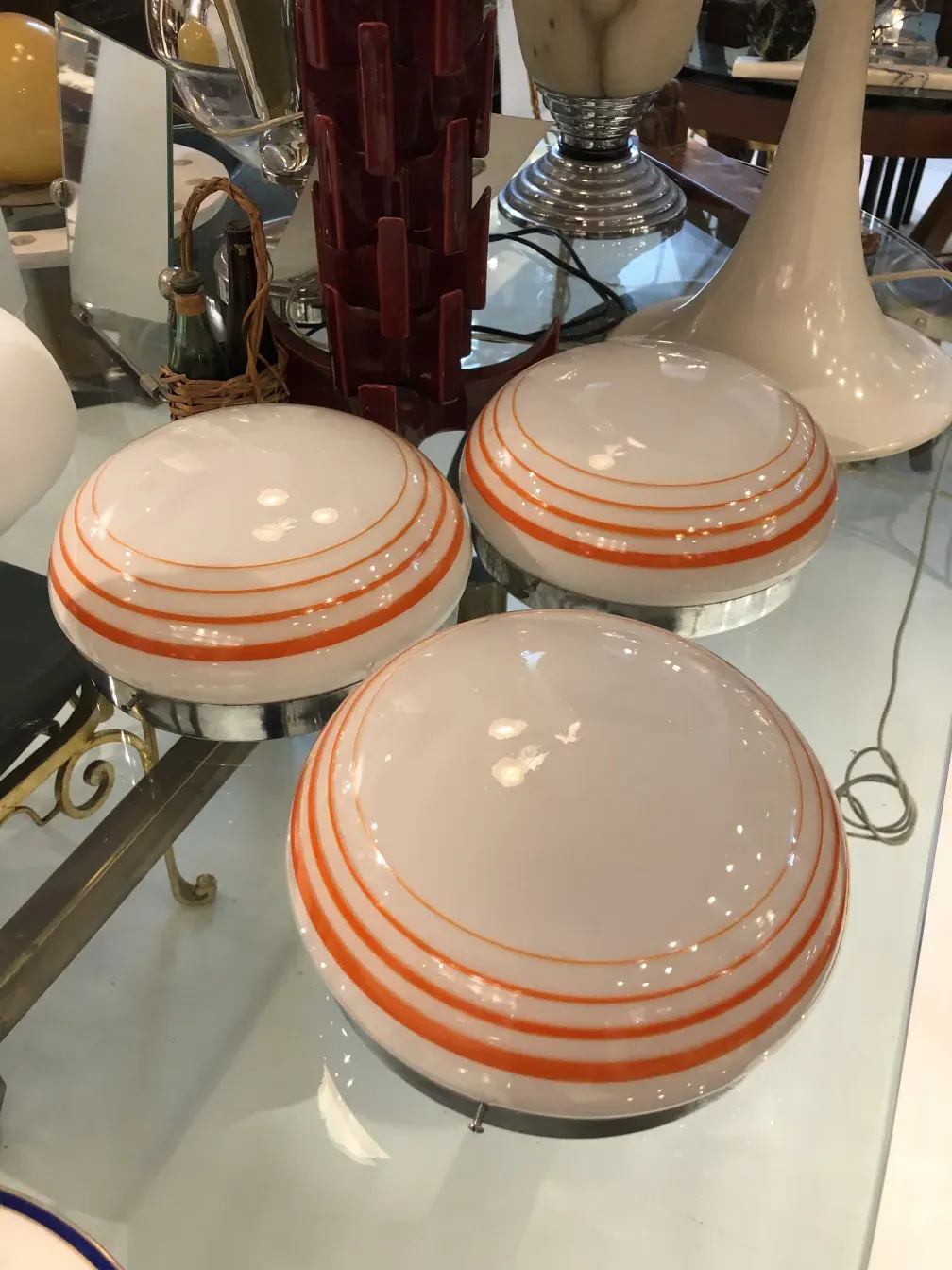 3 luzes de teto antigas com detalhes em laranja