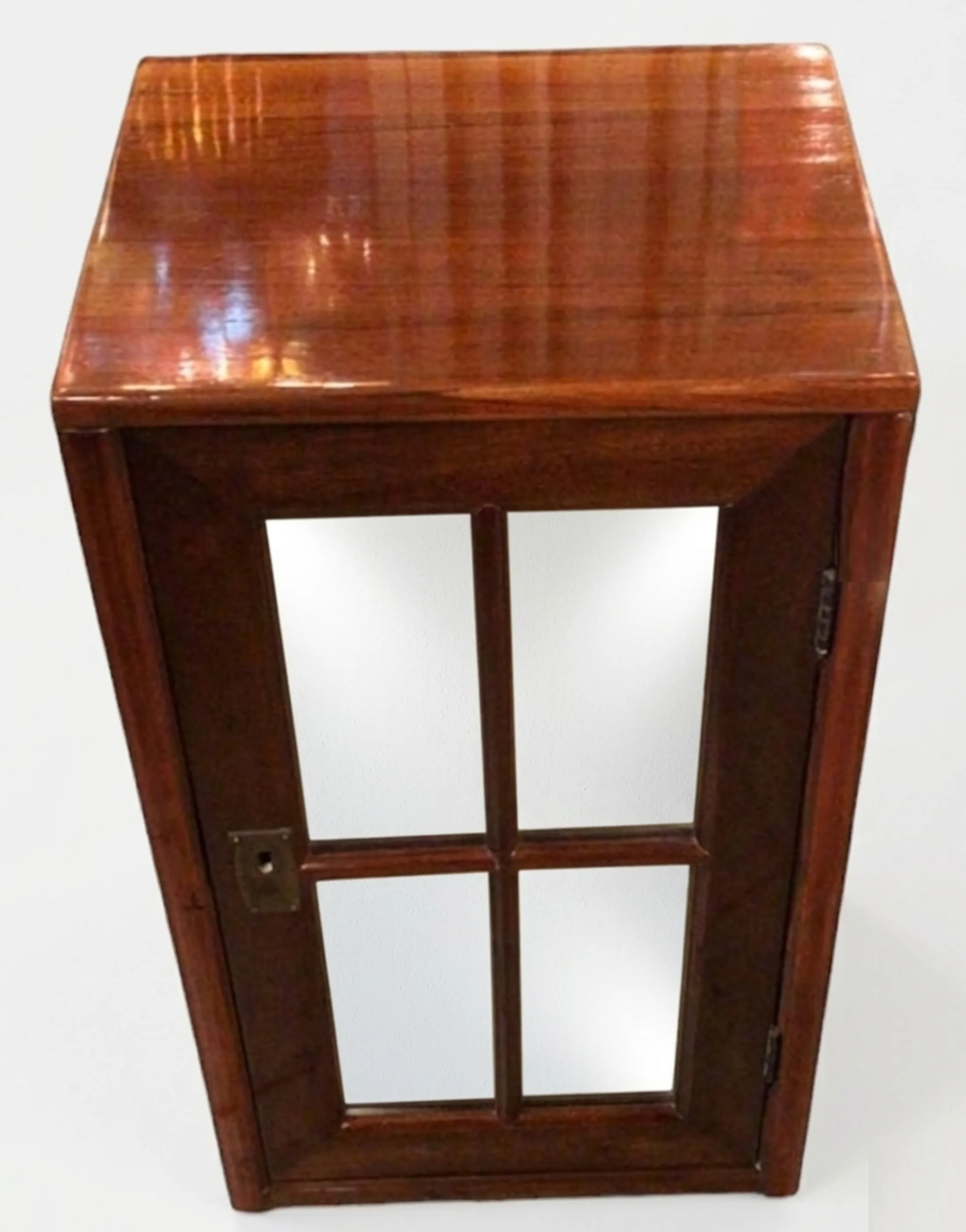 table de chevet ancienne avec un design élégant et une finition polie, idéale pour toute chambre