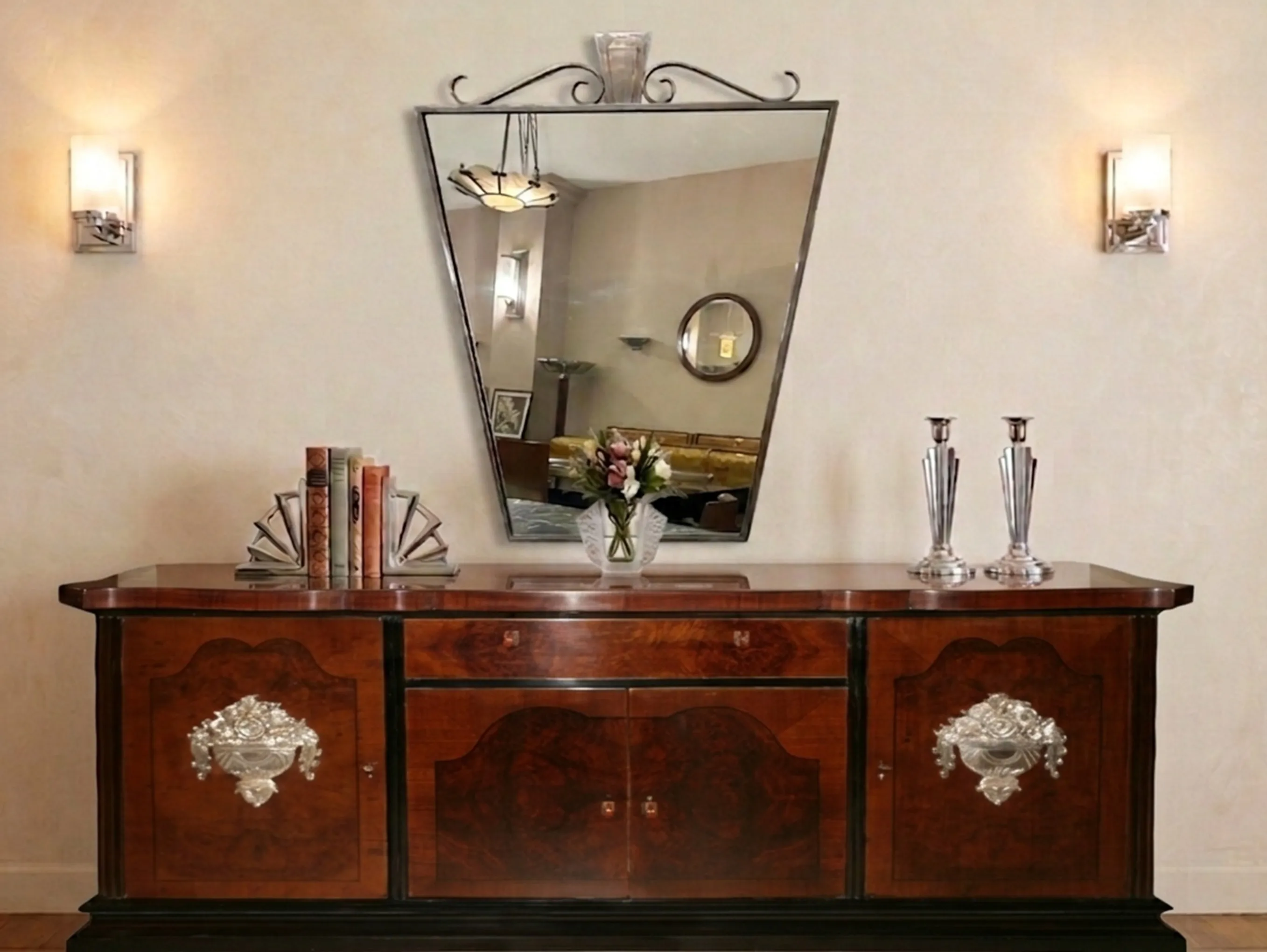 miroir ancien décoratif sur un meuble classique