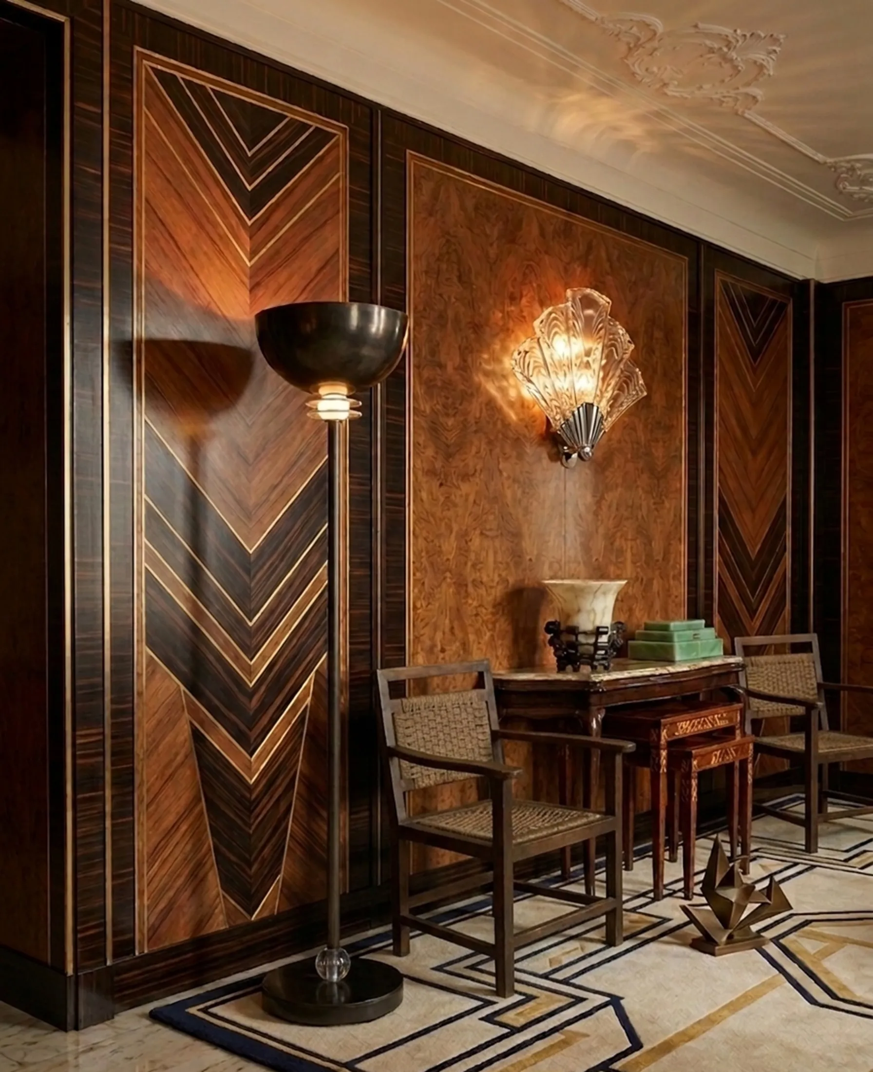 Antiker Sessel im klassischen Stil, elegante Dekoration und gemütliche Atmosphäre.