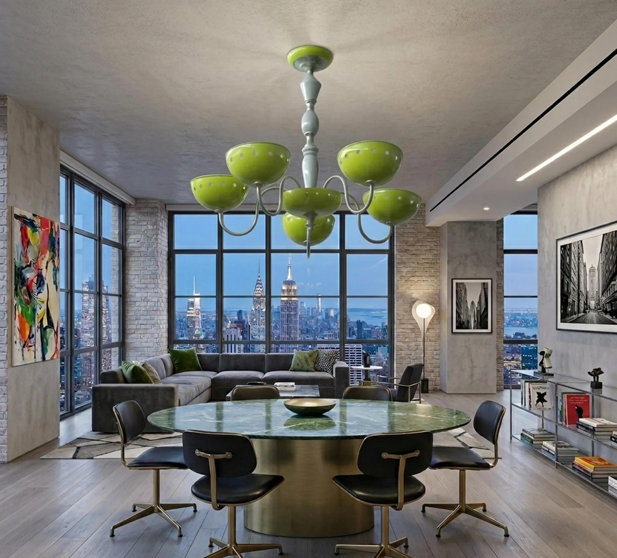 Antike Hängelampe mit buntem Design in einem modernen Wohnzimmer.