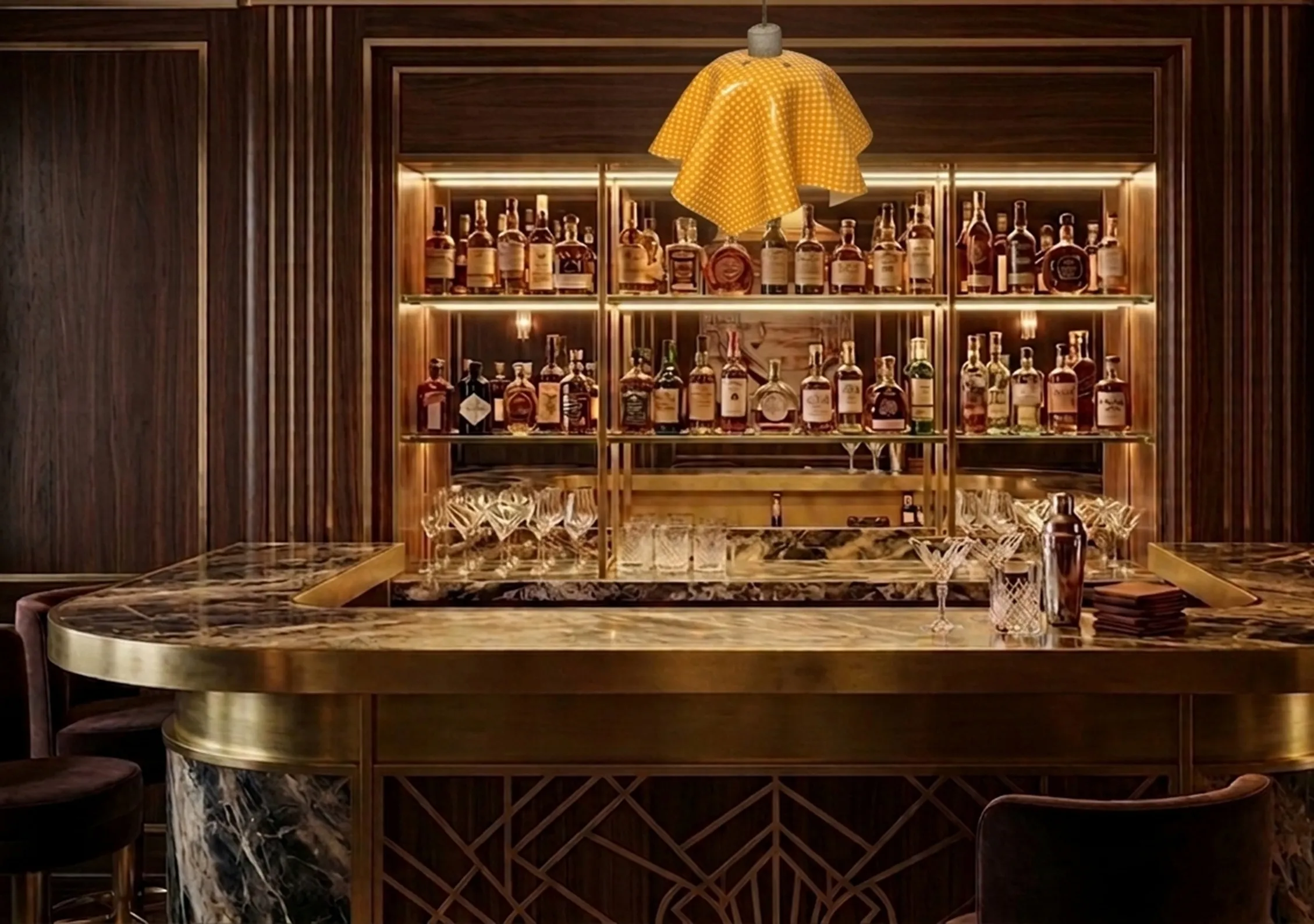 Lampada a sospensione antica con design giallo in un bar elegante con bottiglie di liquore.