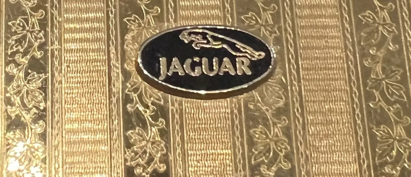 古董腮紅盒 Jaguar Stratton England 具有装饰性金色设计