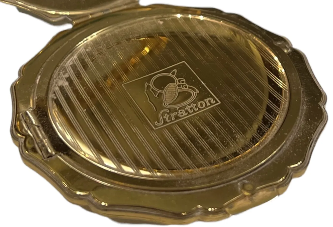 علبة أحمر الخدود عتيقة بتصميم أنيق وشعار