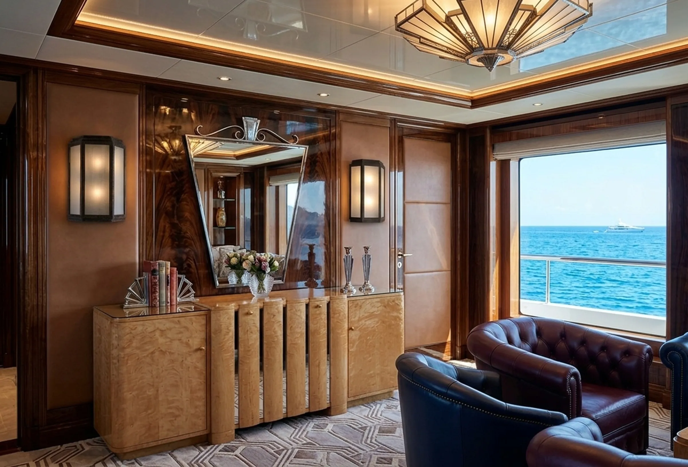 credenza antica con specchi e decorazione elegante