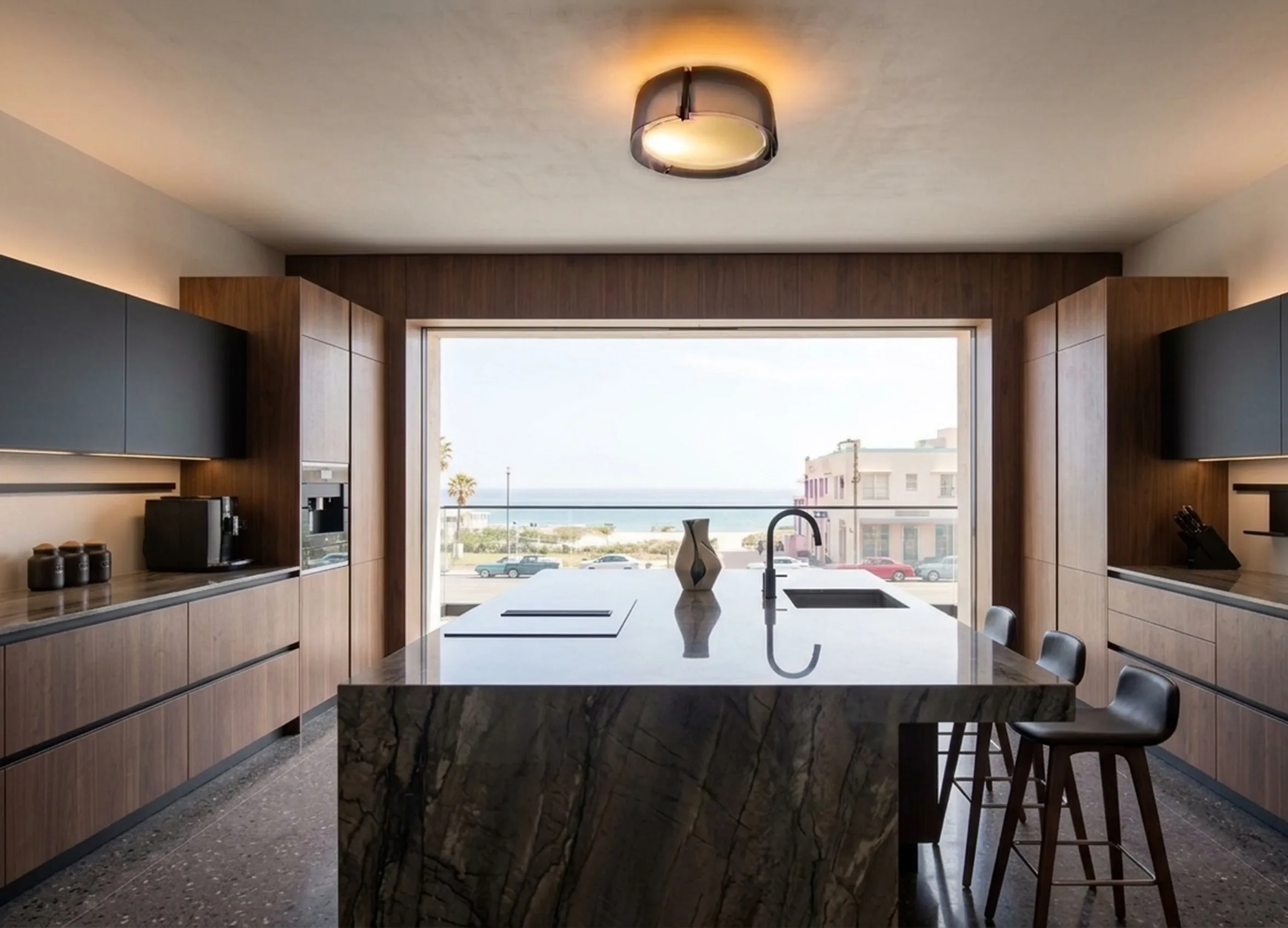 luz de teto antiga em uma cozinha moderna com vista para o mar