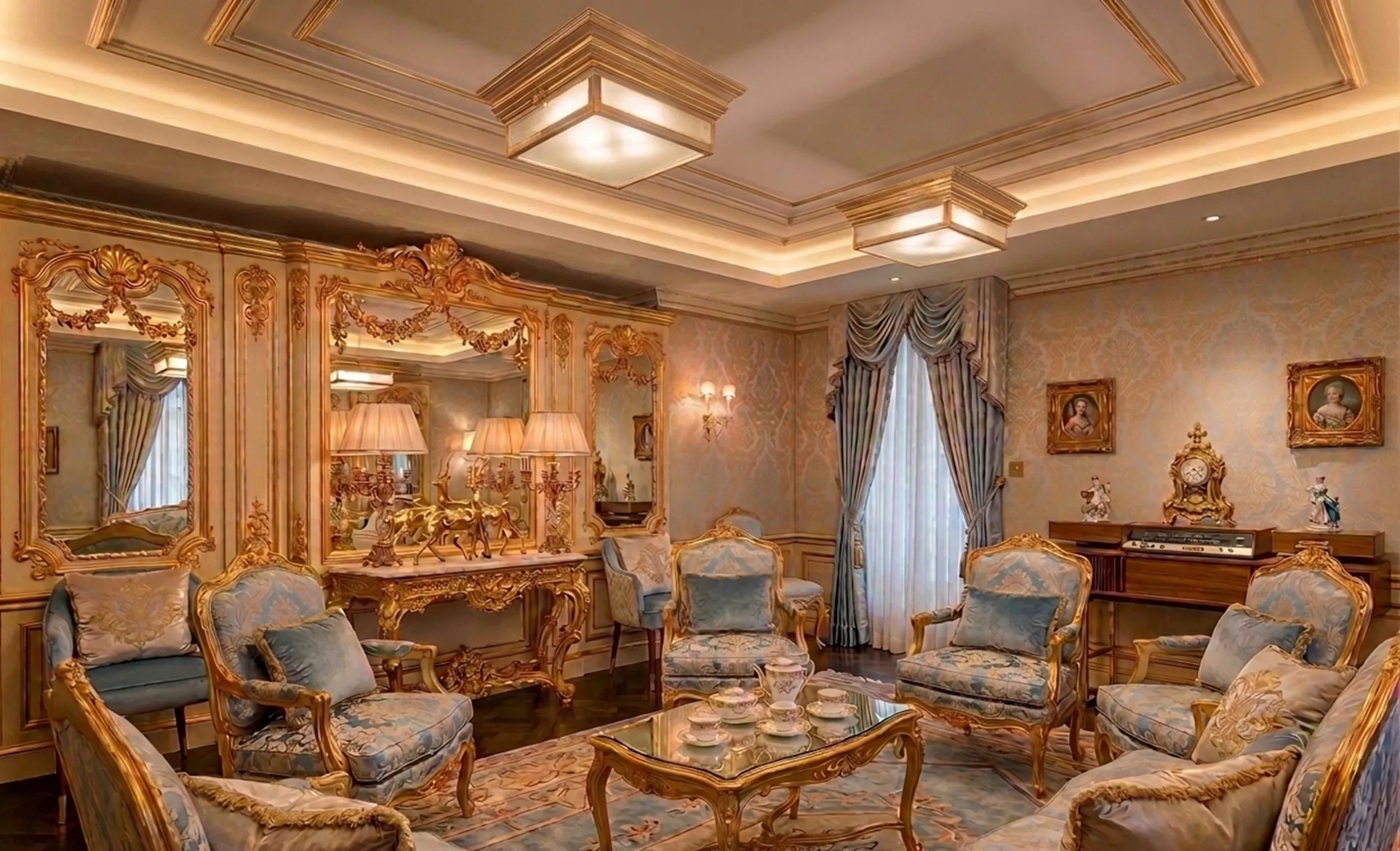 2 antike Deckenleuchten, klassischer Stil, in einem luxuriösen Wohnzimmer