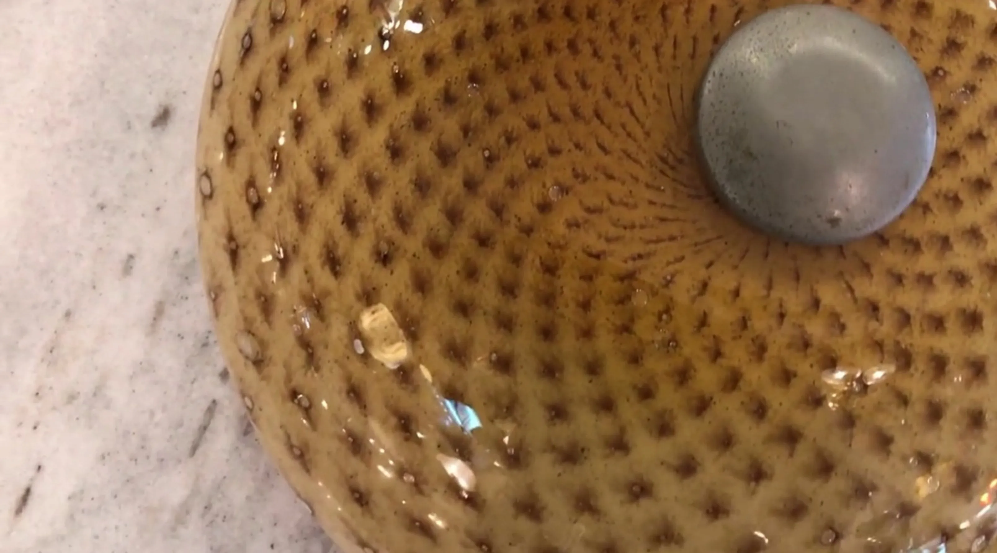 plafonnier ancien décoratif en forme de spirale avec divers détails