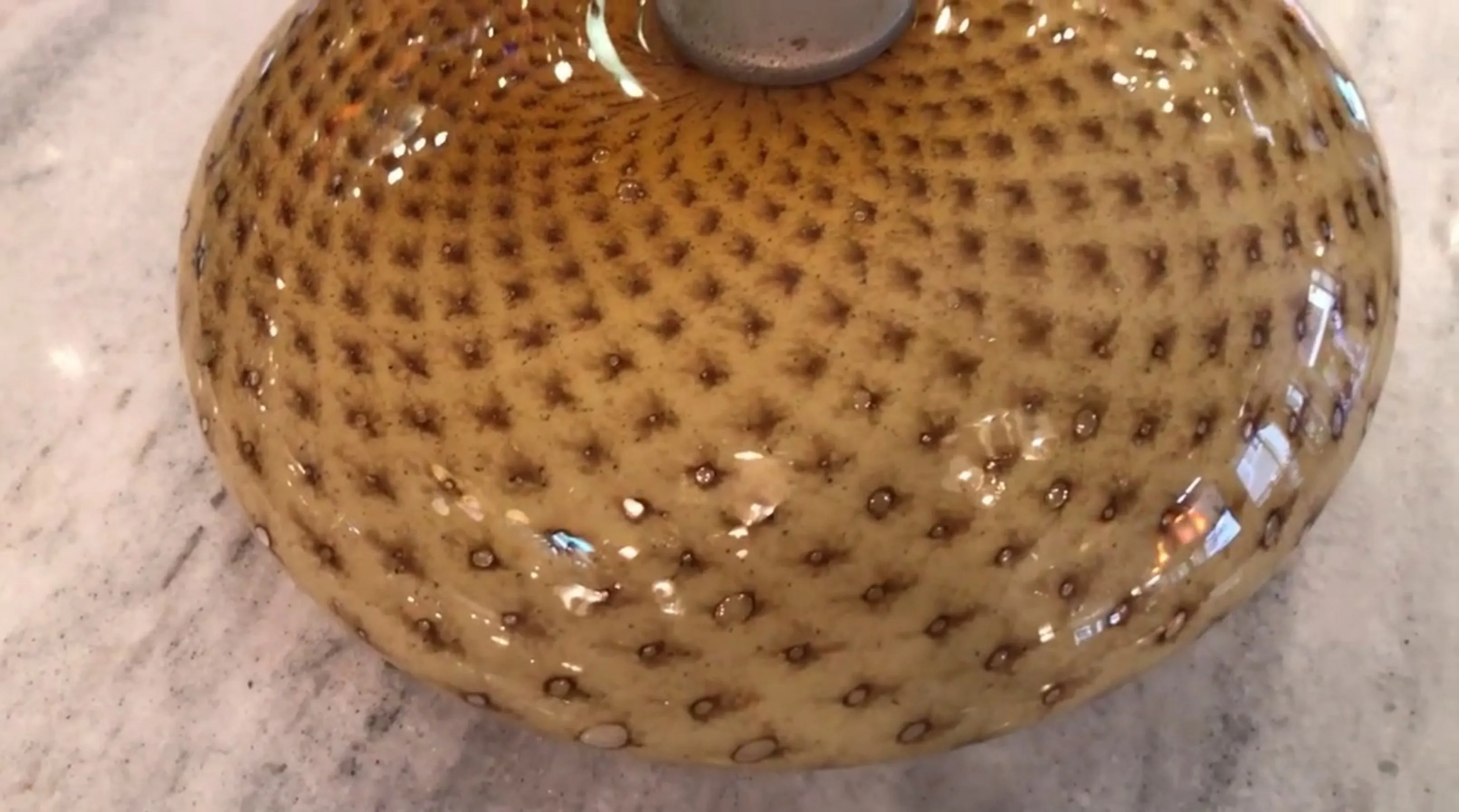 antike Deckenleuchte mit warmen strukturierten Mustern