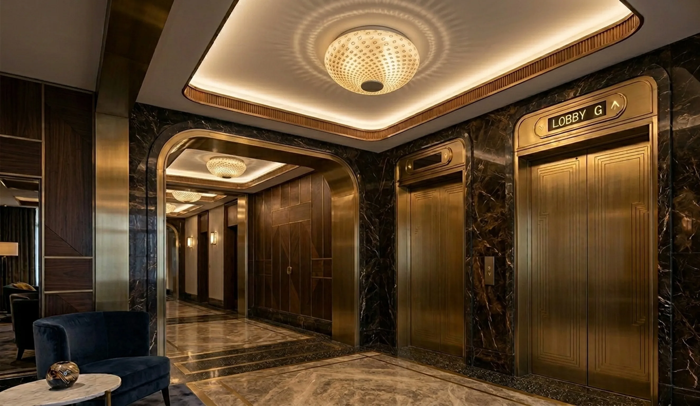 plafonnier ancien dans un lobby élégant avec des lumières chaudes