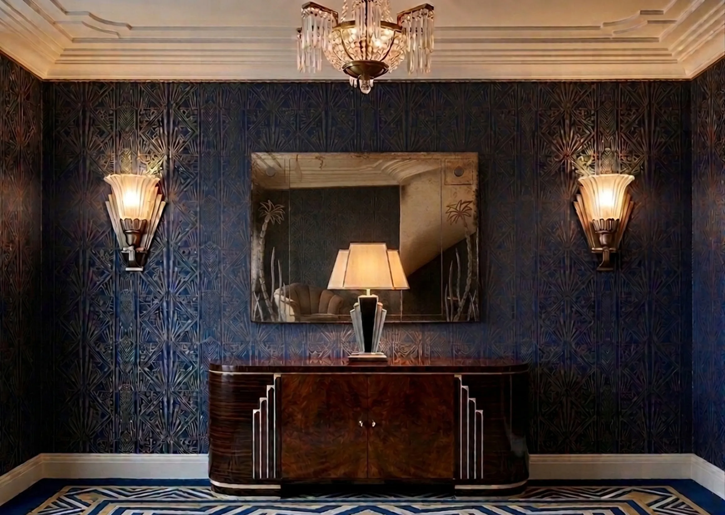 Espelho antiquado decorativo acima de uma elegante consola em um ambiente clássico